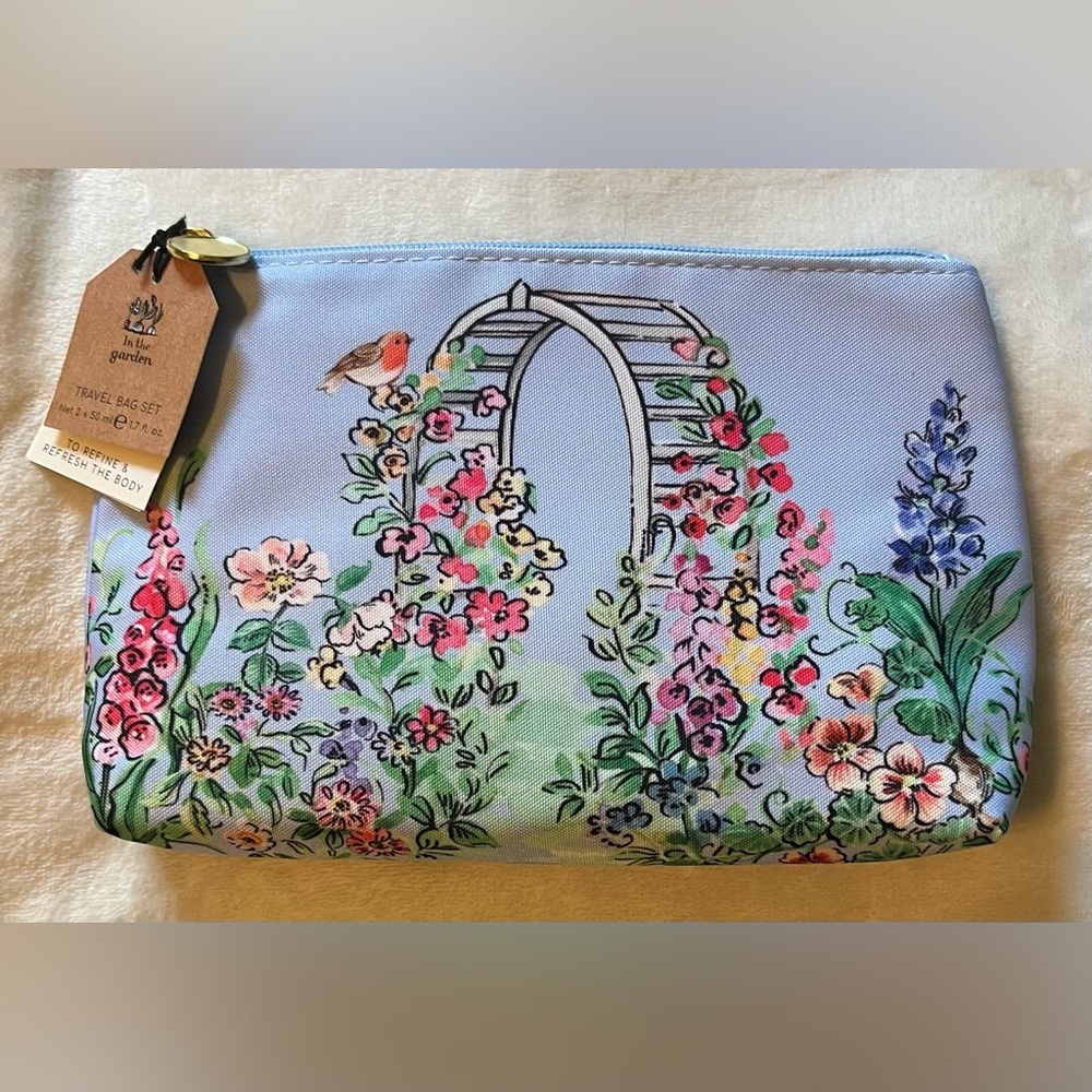 TRAVEL Bag In the Garden Set includes Body Wash 1.7 fl oz. NEW!